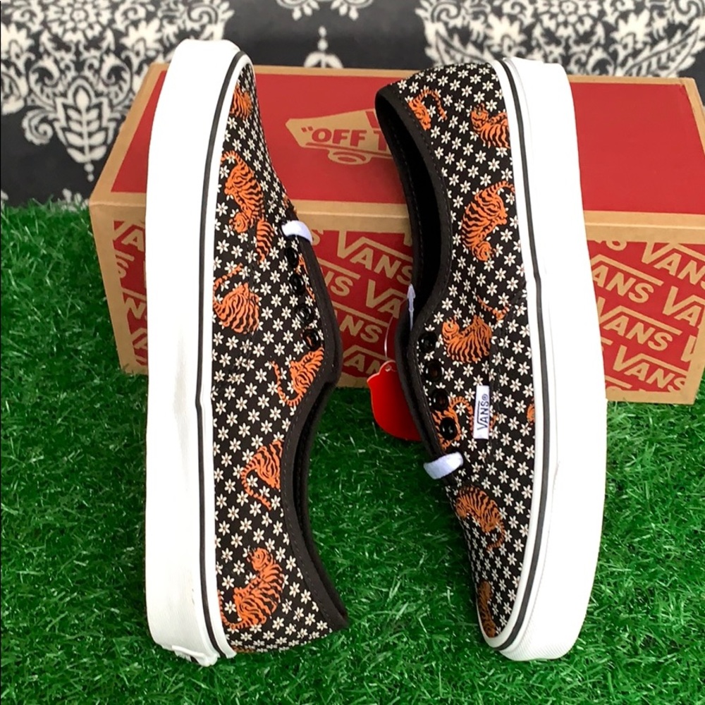 VANS AUTHENTIC TIGER FLORAL BLACK/TRUE WHITE WMNS - Picture 3 of 16